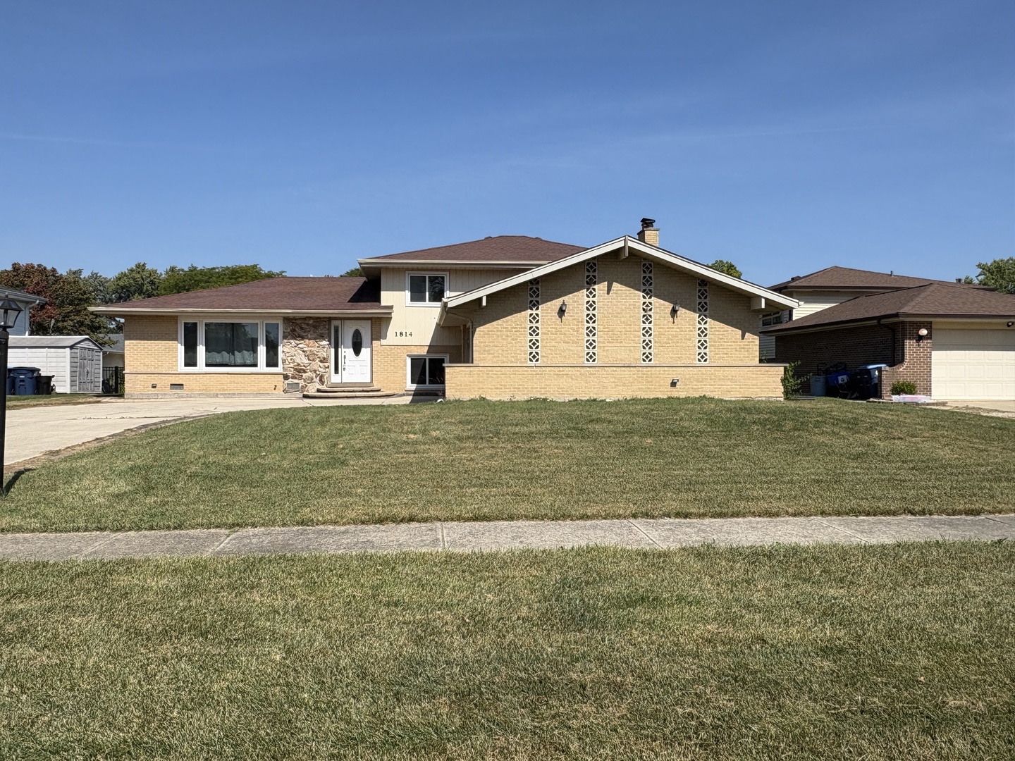 1814 Holly Avenue, Darien, IL 60561