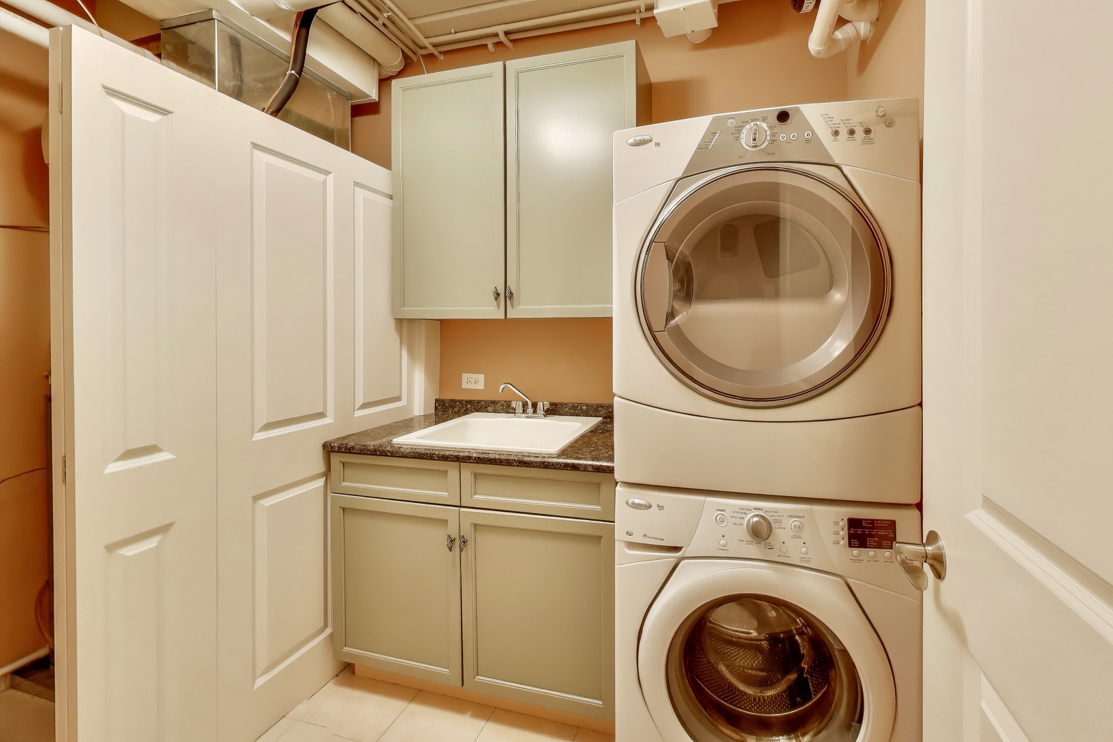 10 E Burlington Street #2C, Riverside, IL 60546