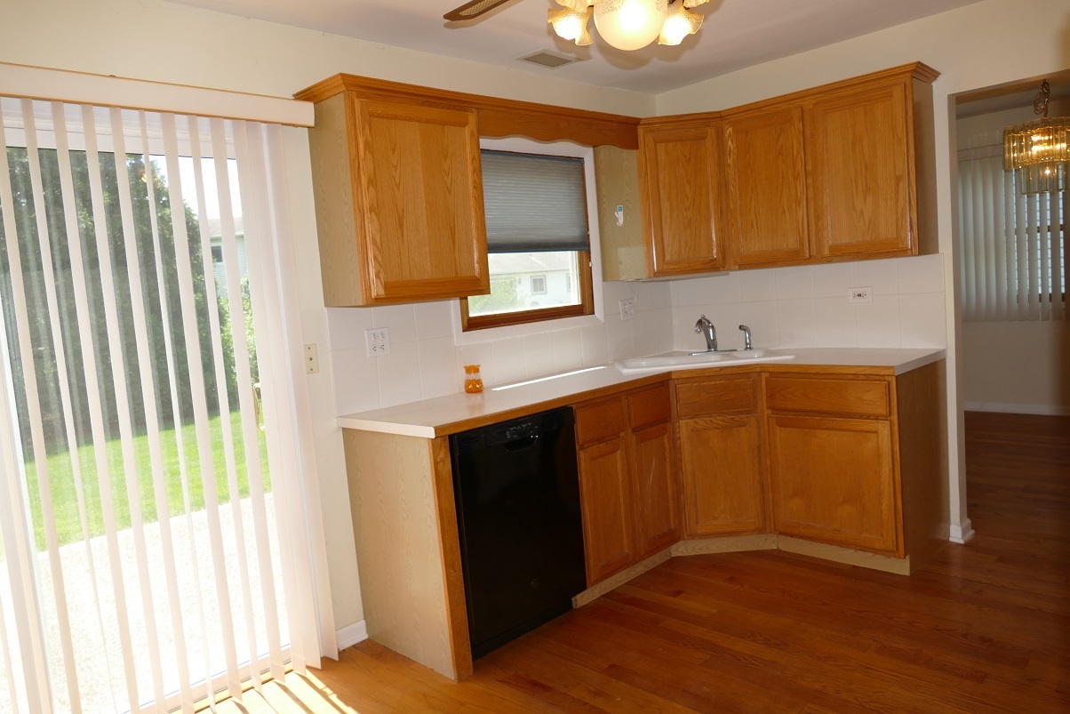 711 Lakeside Drive, Vernon Hills, IL 60061