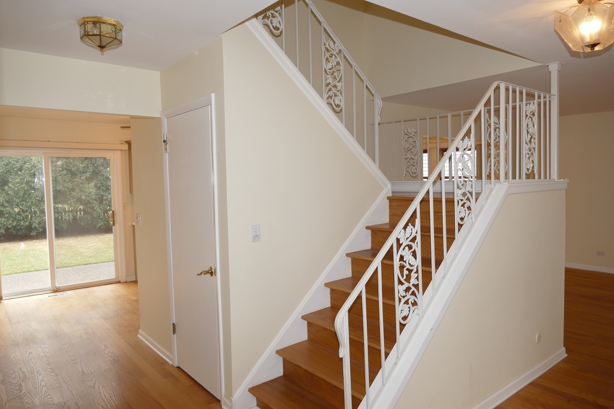 711 Lakeside Drive, Vernon Hills, IL 60061