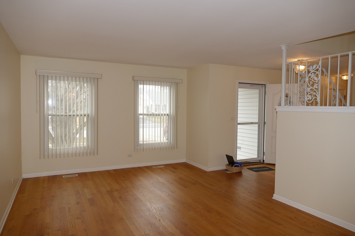 711 Lakeside Drive, Vernon Hills, IL 60061