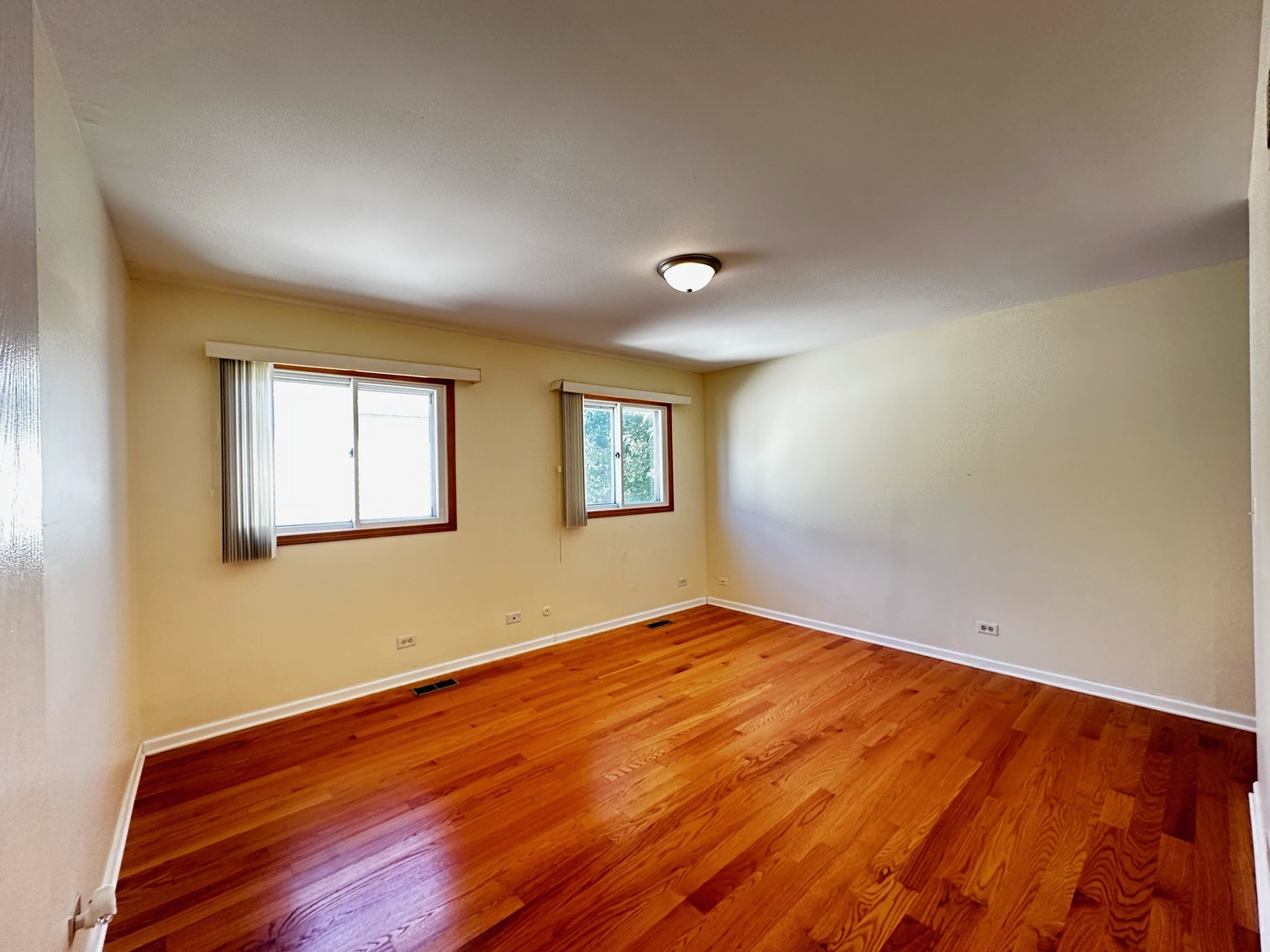 711 Lakeside Drive, Vernon Hills, IL 60061