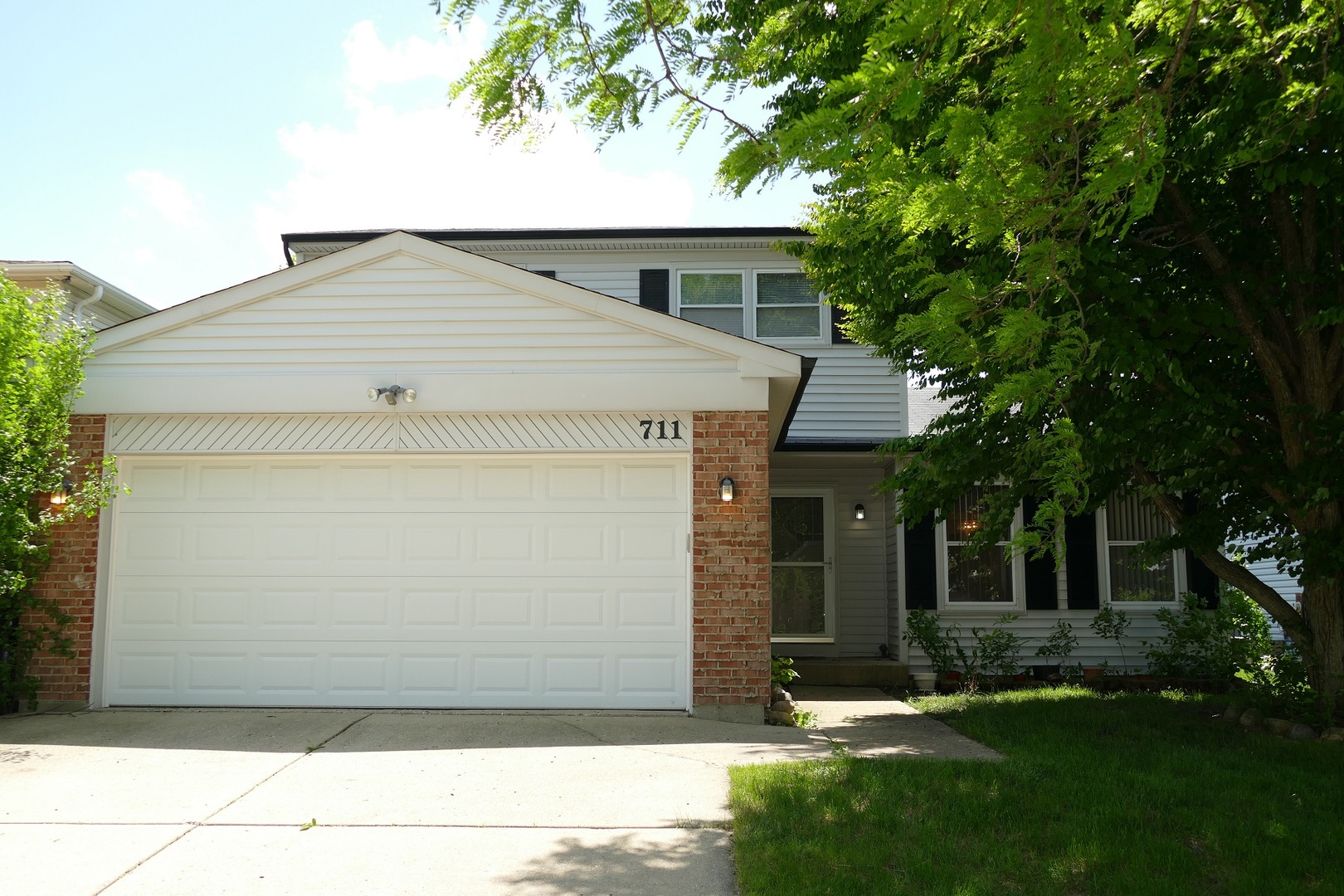 711 Lakeside Drive, Vernon Hills, IL 60061