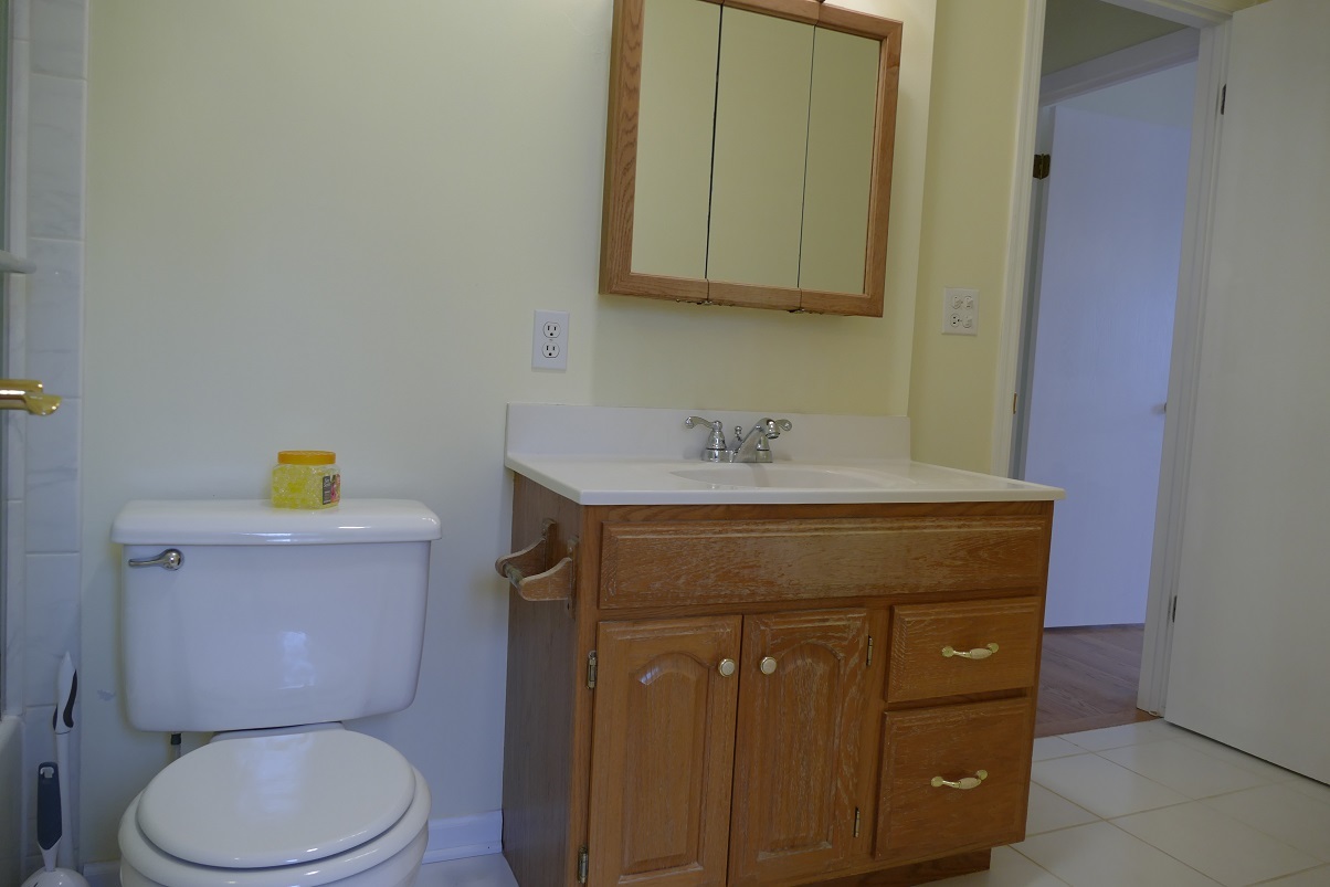 711 Lakeside Drive, Vernon Hills, IL 60061