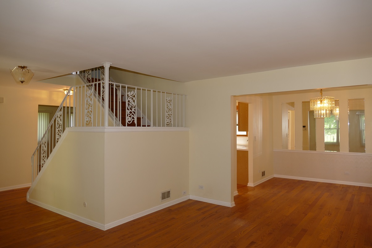 711 Lakeside Drive, Vernon Hills, IL 60061