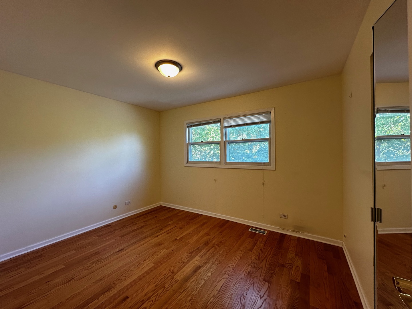 711 Lakeside Drive, Vernon Hills, IL 60061