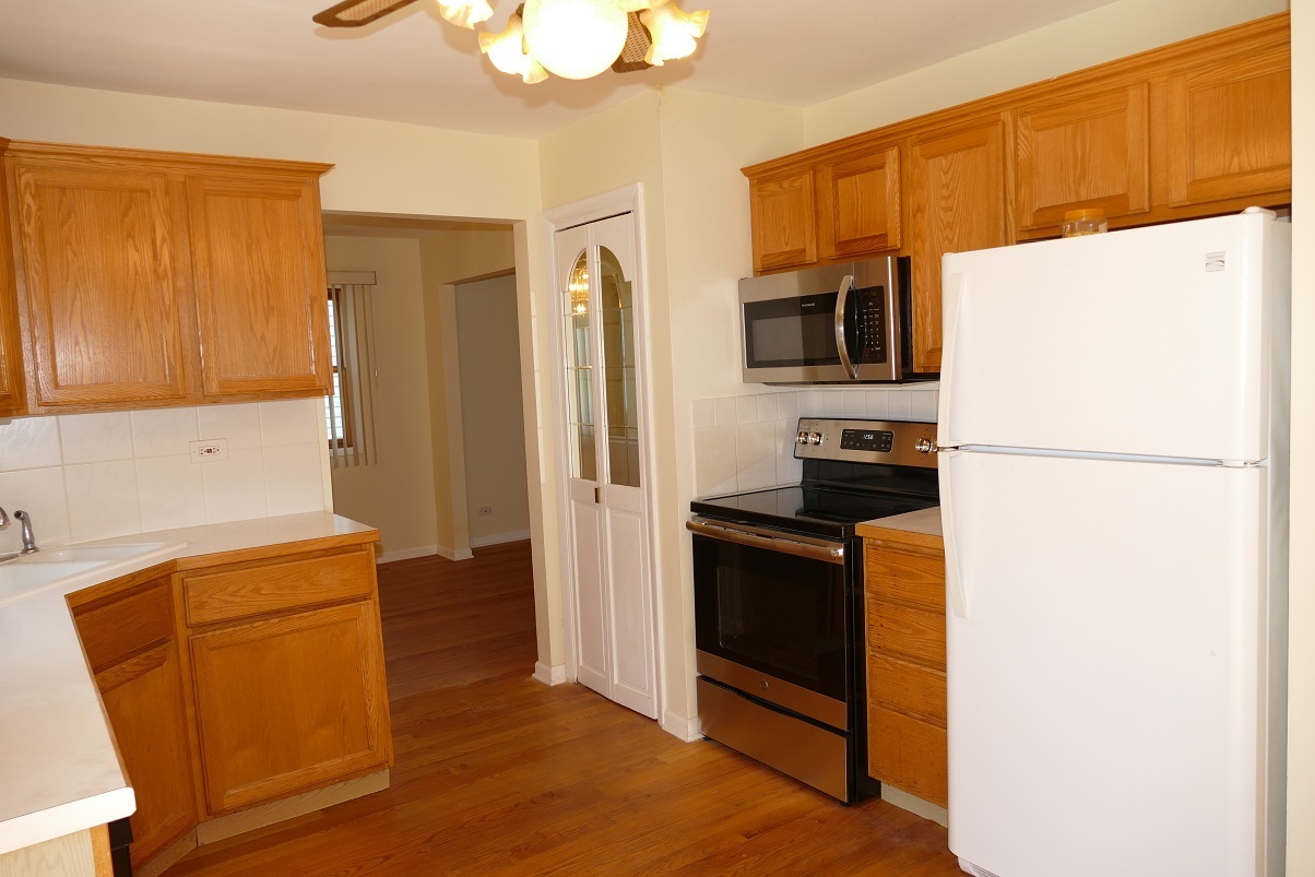 711 Lakeside Drive, Vernon Hills, IL 60061