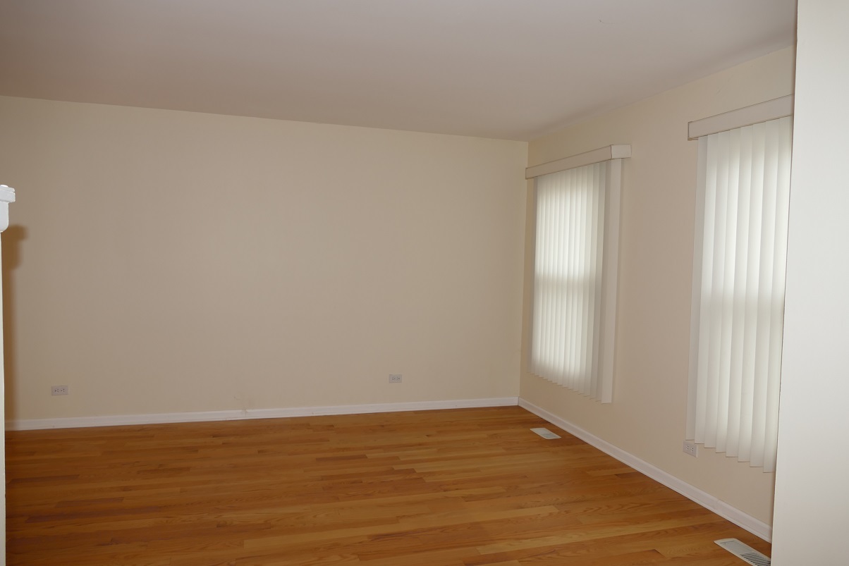 711 Lakeside Drive, Vernon Hills, IL 60061