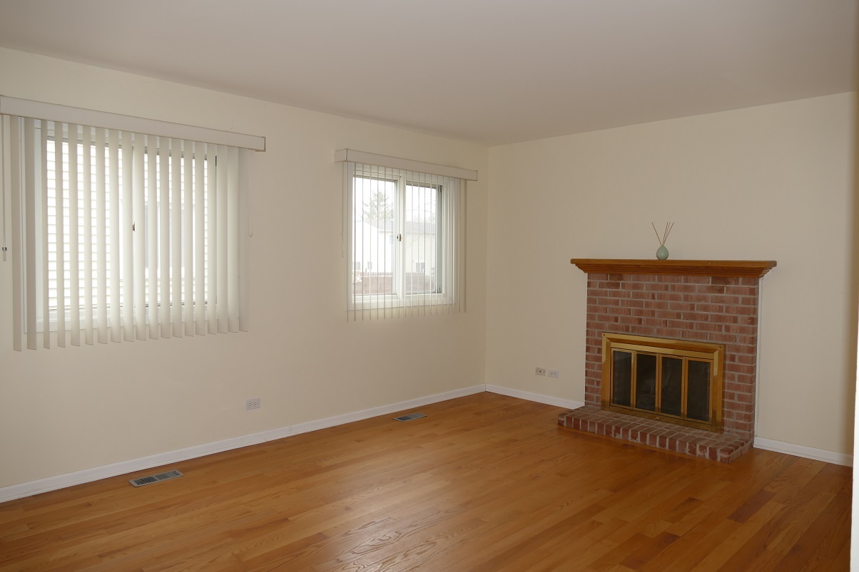 711 Lakeside Drive, Vernon Hills, IL 60061