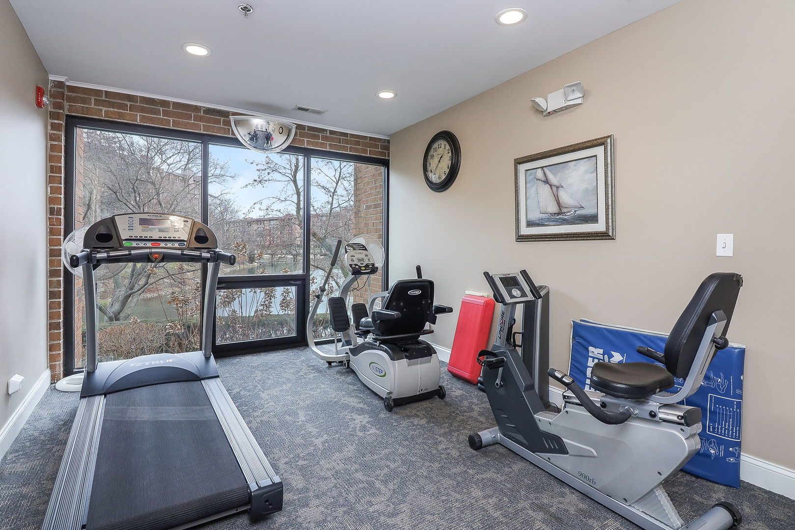 601 Lake Hinsdale Drive #101, Willowbrook, IL 60527