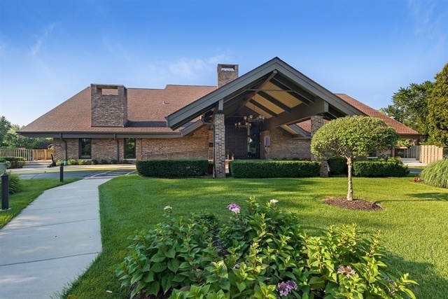 601 Lake Hinsdale Drive #101, Willowbrook, IL 60527