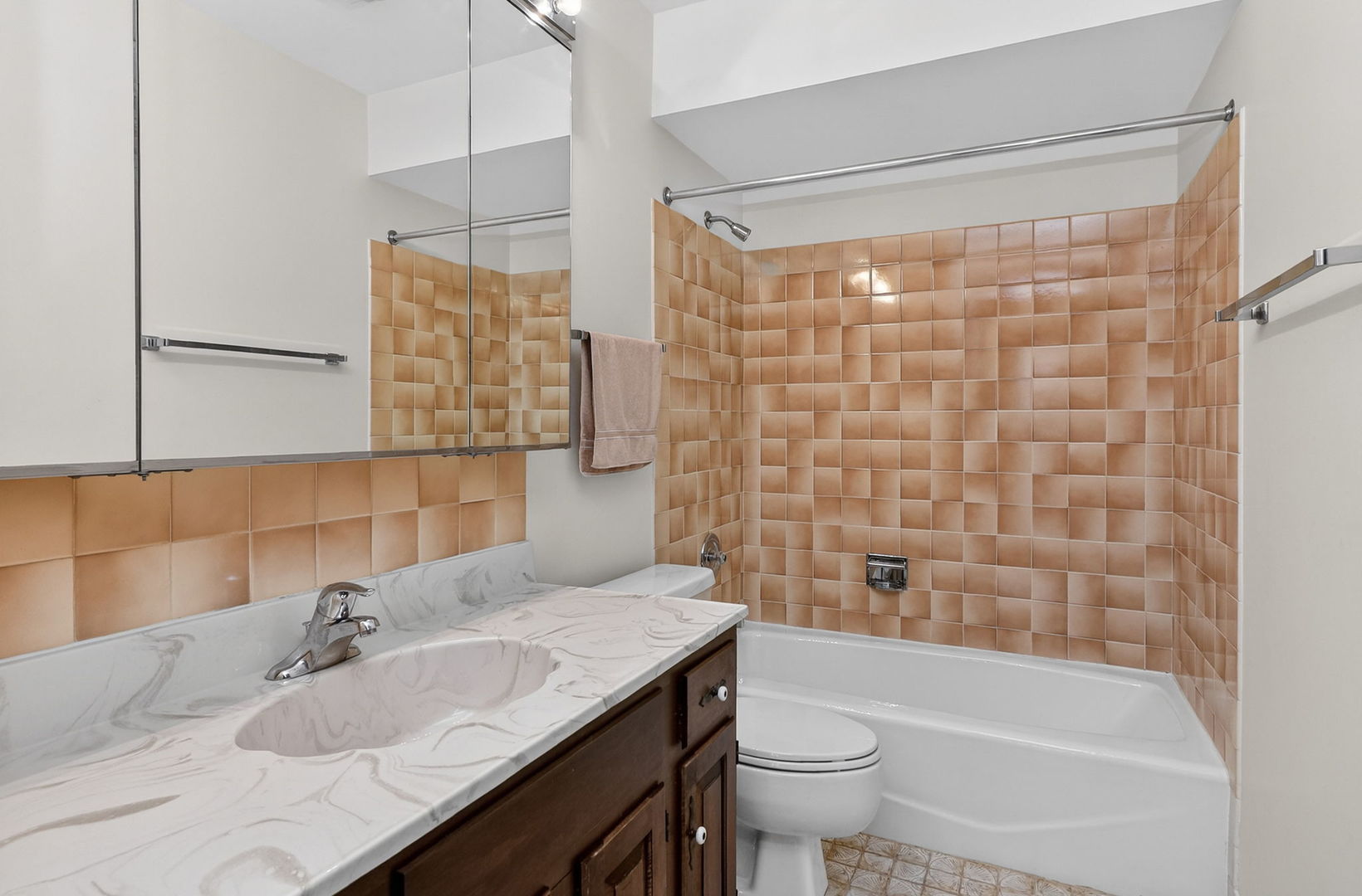 601 Lake Hinsdale Drive #101, Willowbrook, IL 60527