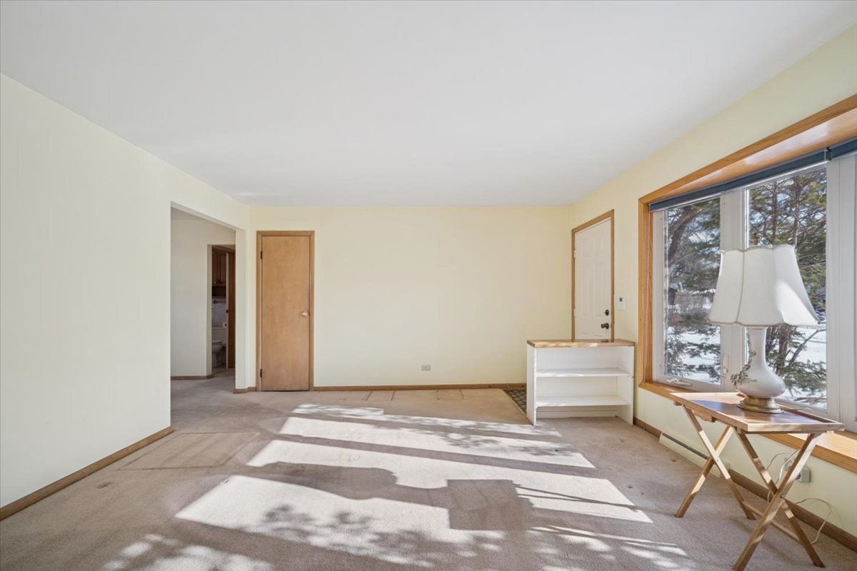 1402 W Willow Lane, Mount Prospect, IL 60056