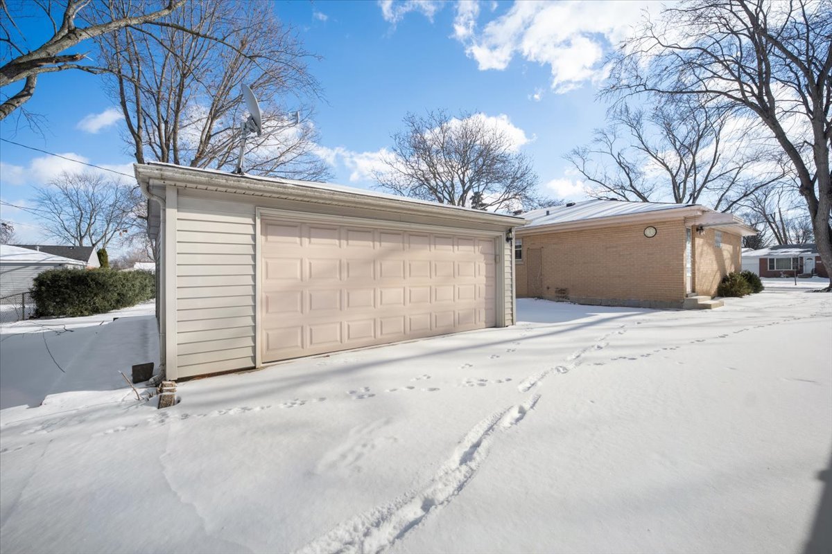 1402 W Willow Lane, Mount Prospect, IL 60056