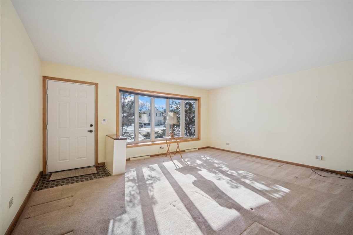 1402 W Willow Lane, Mount Prospect, IL 60056