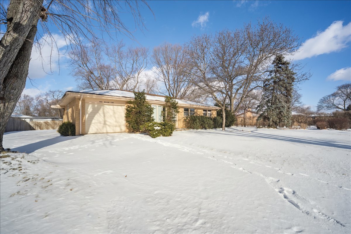 1402 W Willow Lane, Mount Prospect, IL 60056