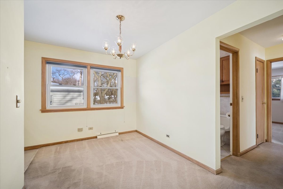 1402 W Willow Lane, Mount Prospect, IL 60056