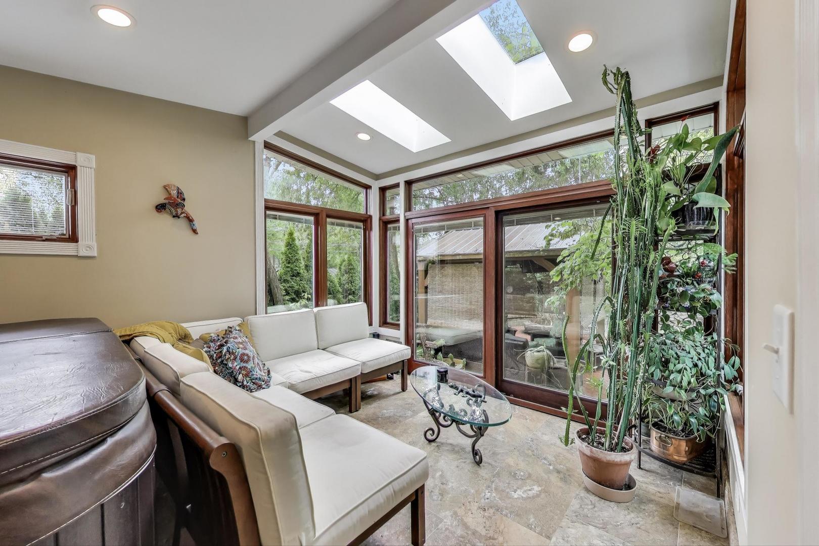 1821 E Boulder Drive, Mount Prospect, IL 60056