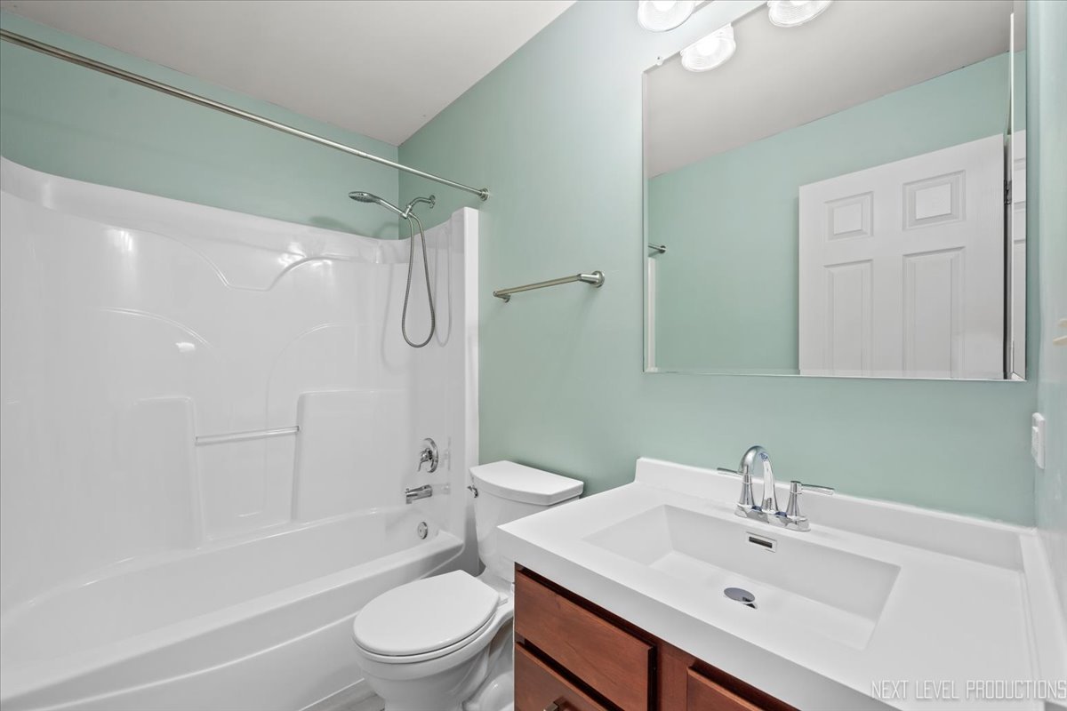 450 Majestic Lane #450, Oswego, IL 60543