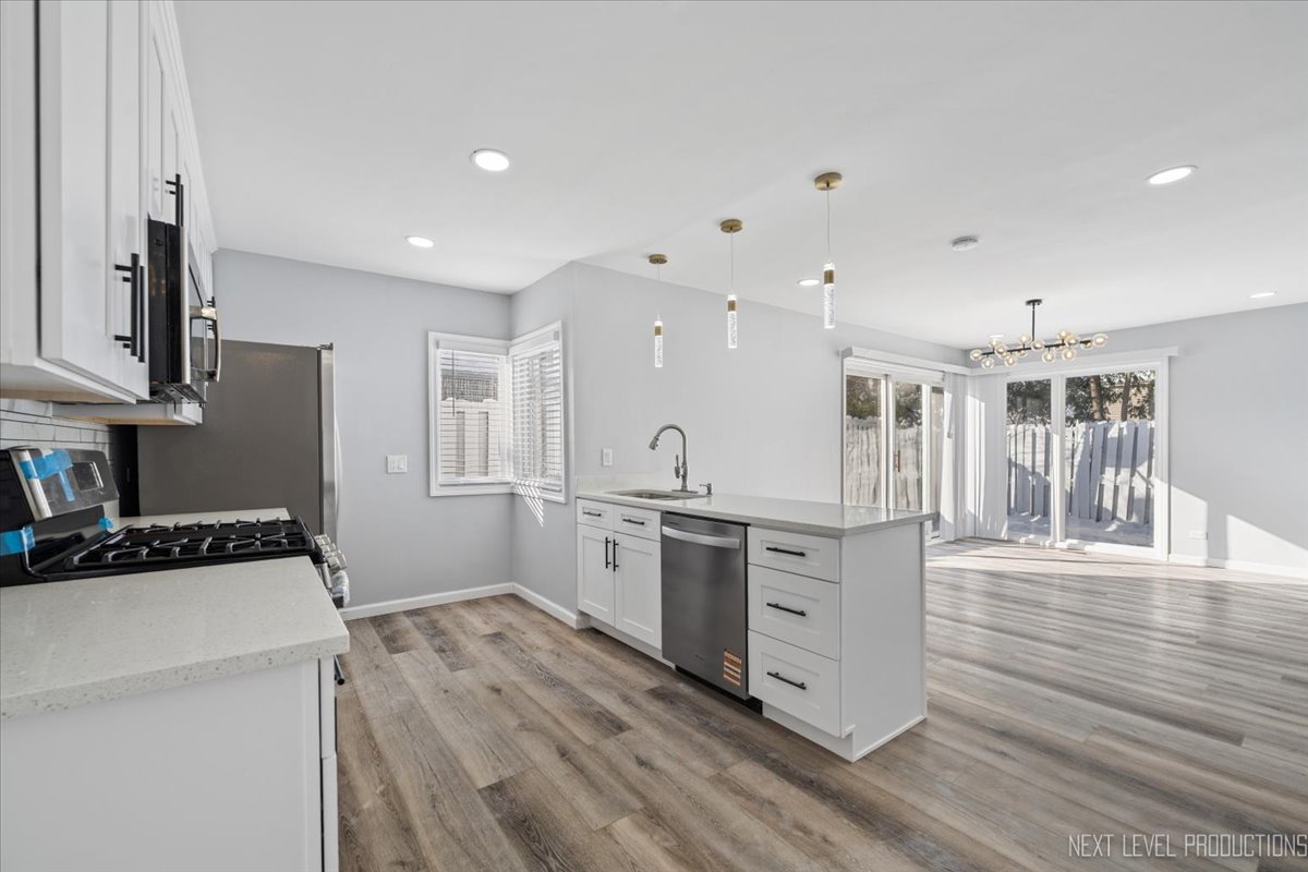 2S616 Linden Square, Warrenville, IL 60555