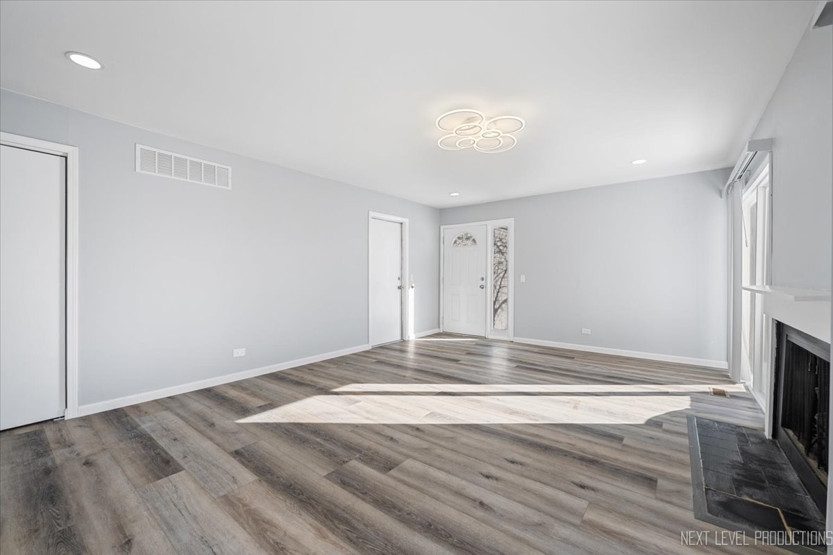 2S616 Linden Square, Warrenville, IL 60555