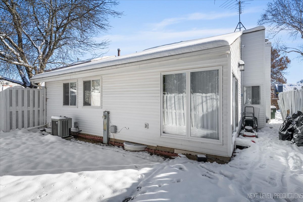 2S616 Linden Square, Warrenville, IL 60555