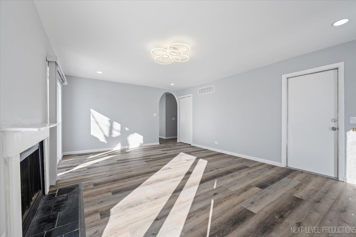 2S616 Linden Square, Warrenville, IL 60555