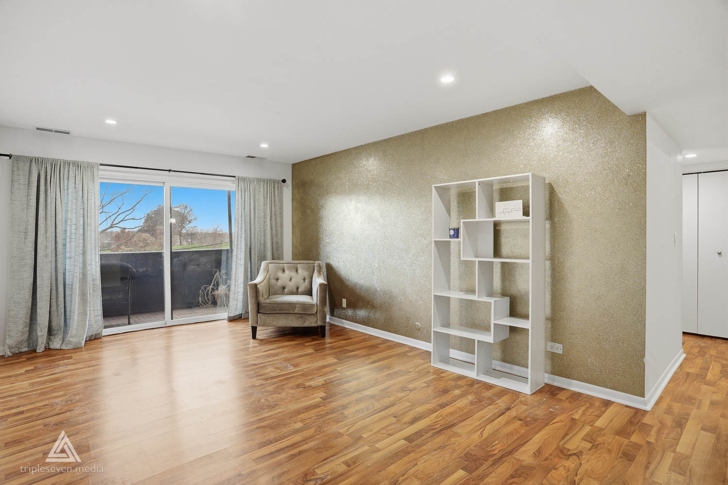 7301 Willow Springs Road #207, Countryside, IL 60525