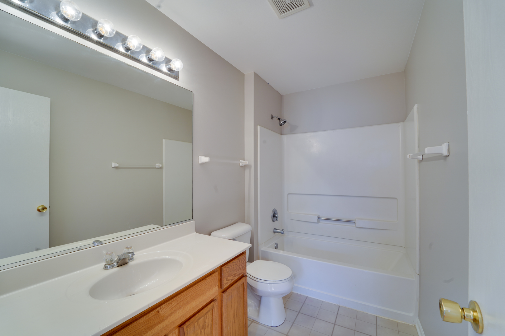 1231 SILVERSTONE Drive #1231, Carpentersville, IL 60110