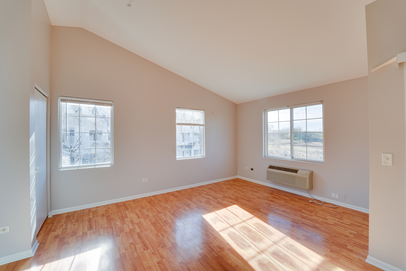 1231 SILVERSTONE Drive #1231, Carpentersville, IL 60110