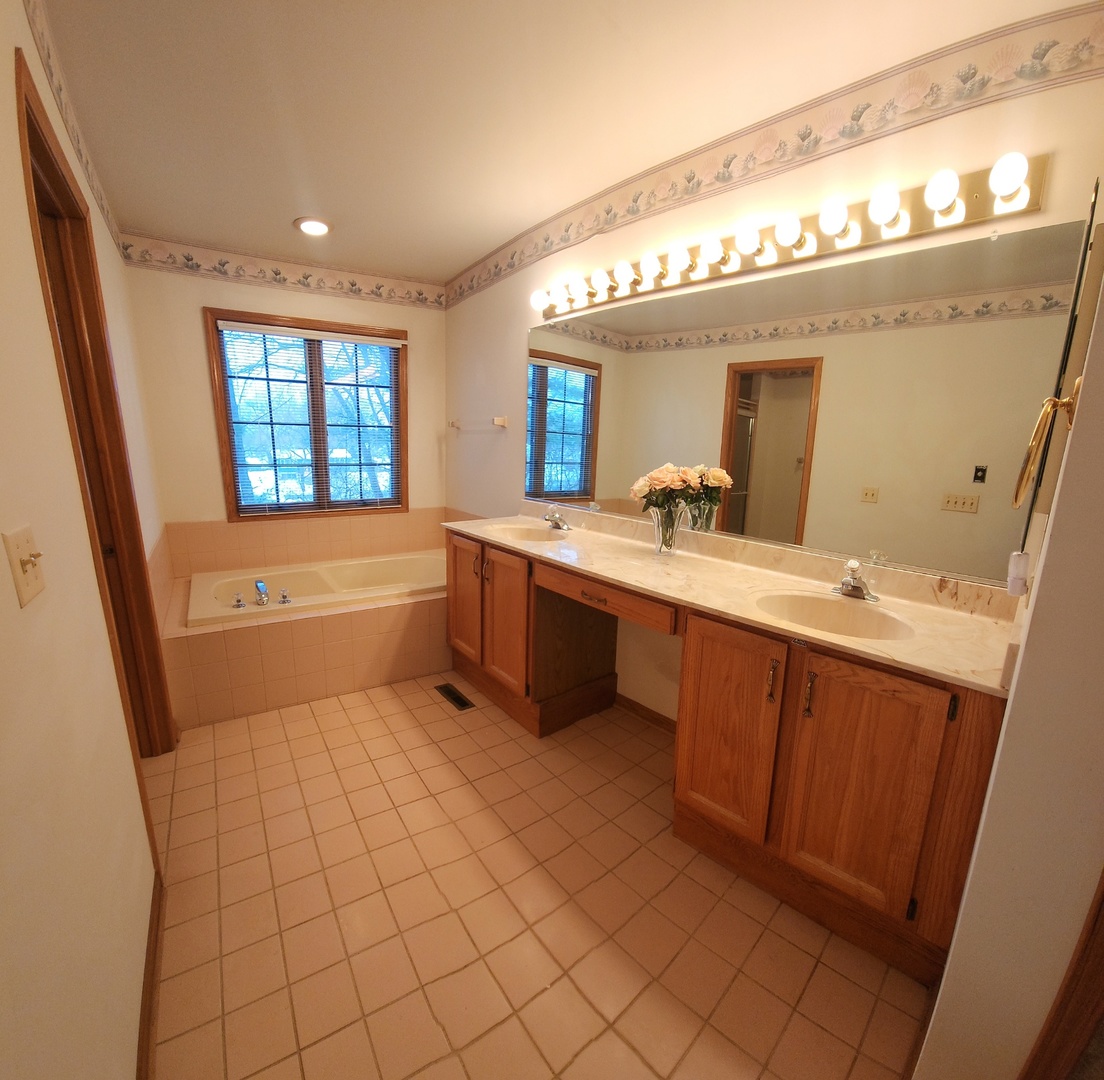 6808 Scotch Pine Trail, Darien, IL 60561