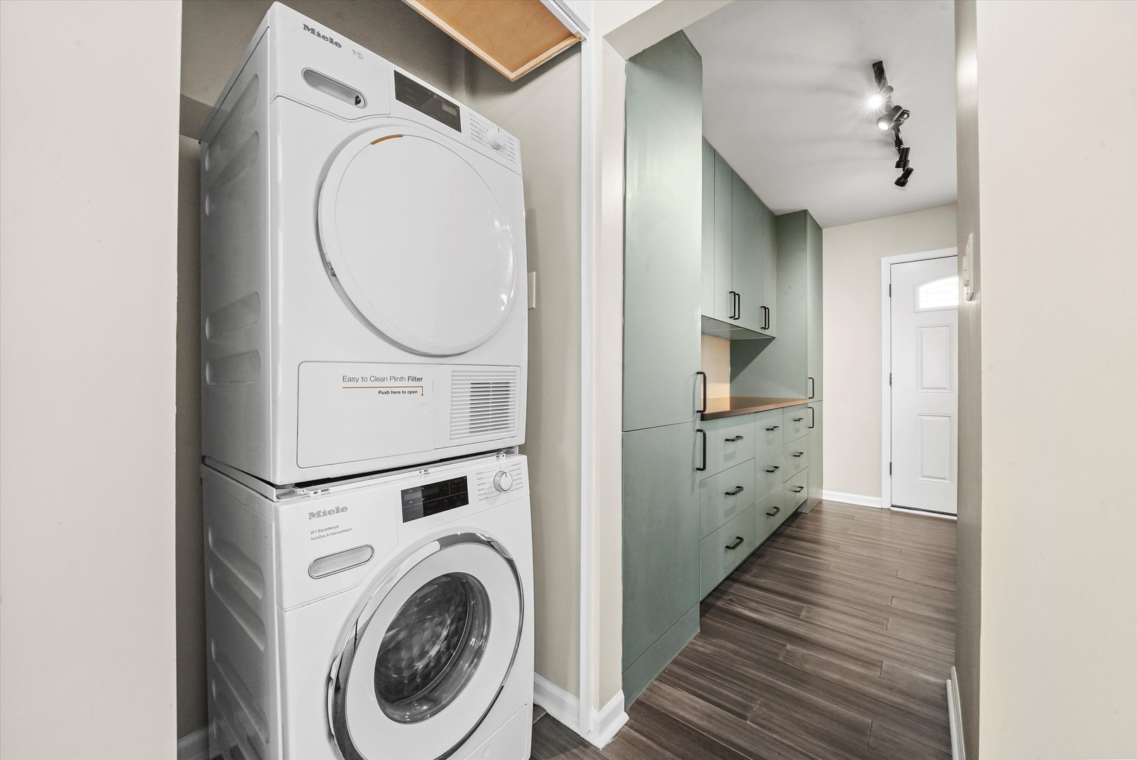 8939 Melvina Avenue, Oak Lawn, IL 60453