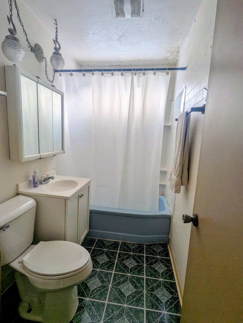 3253 Bernice Road, Lansing, IL 60438