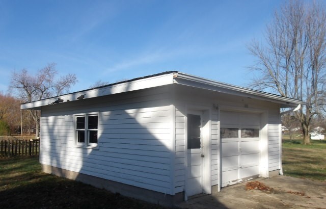 305 W Main Street, Oakland, IL 61943