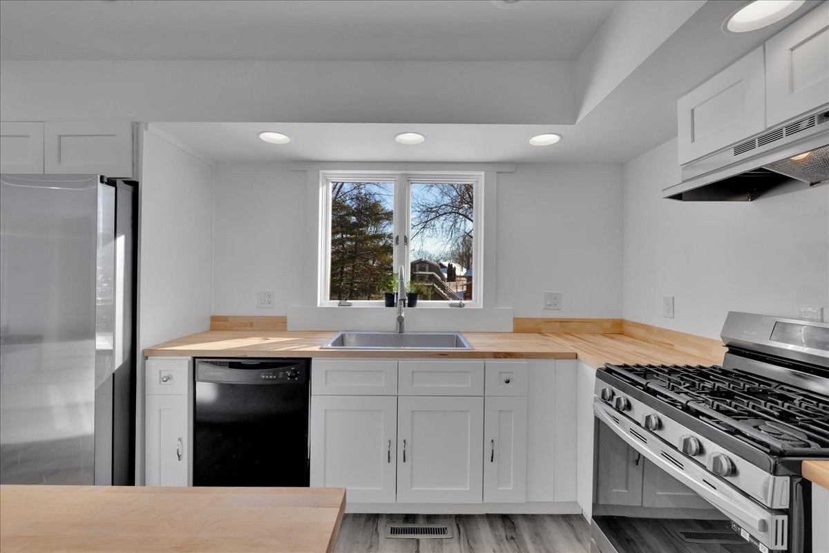 650 N View Street, Hinckley, IL 60520