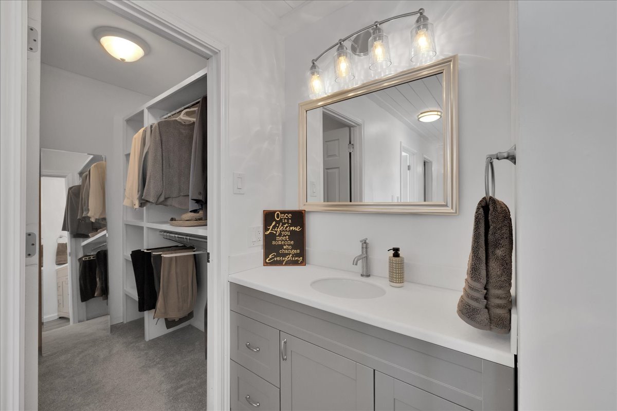 650 N View Street, Hinckley, IL 60520