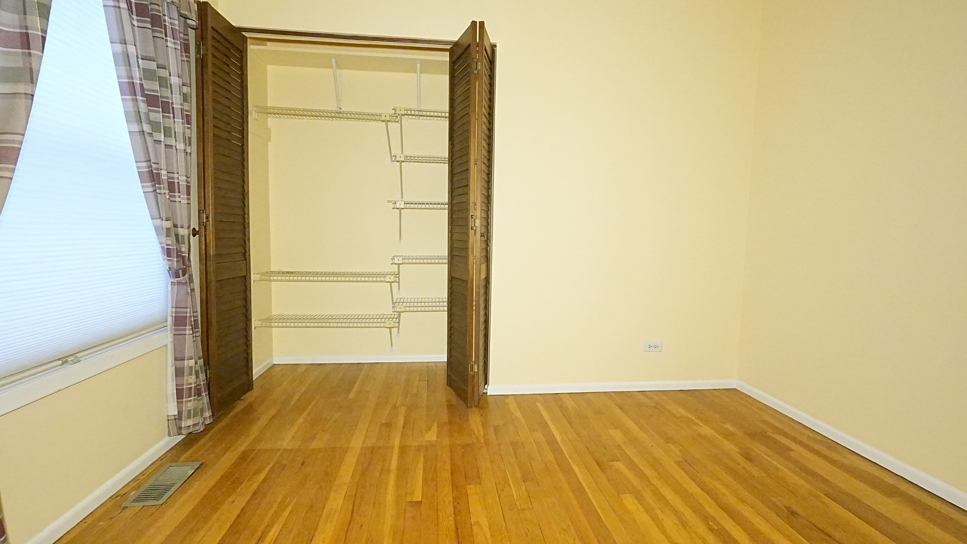 7843 Kensington Lane, Hanover Park, IL 60133