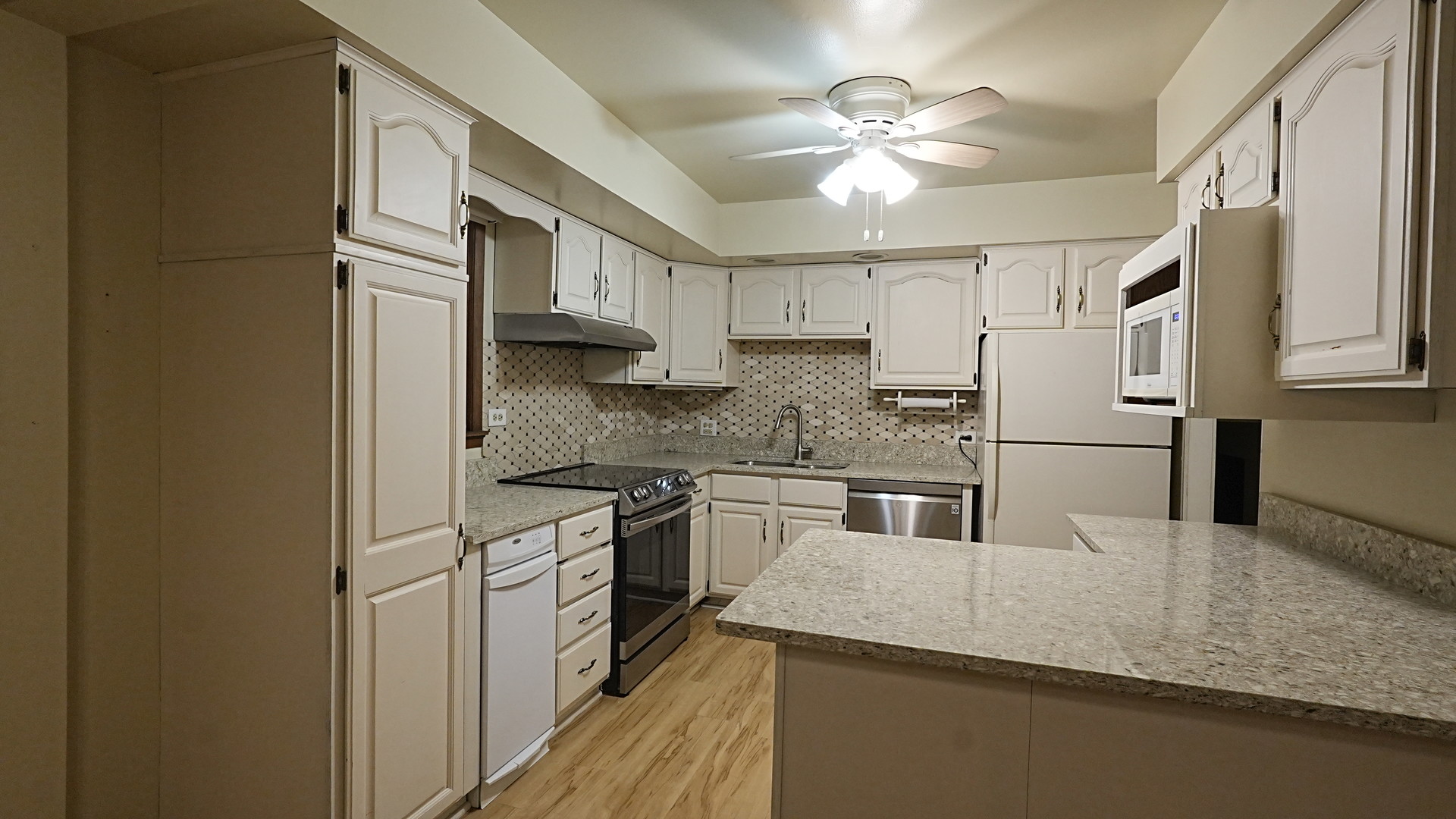 7843 Kensington Lane, Hanover Park, IL 60133