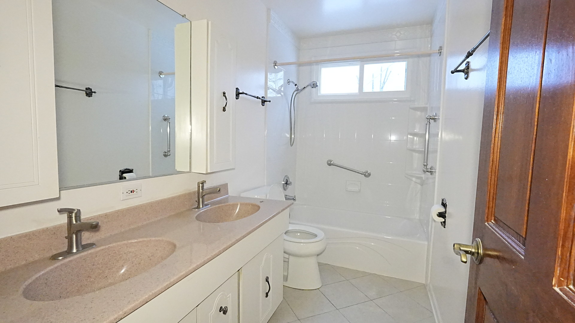 7843 Kensington Lane, Hanover Park, IL 60133