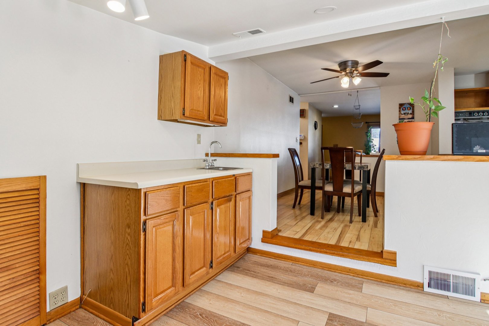 231 TOWER Lane, Elk Grove Village, IL 60007