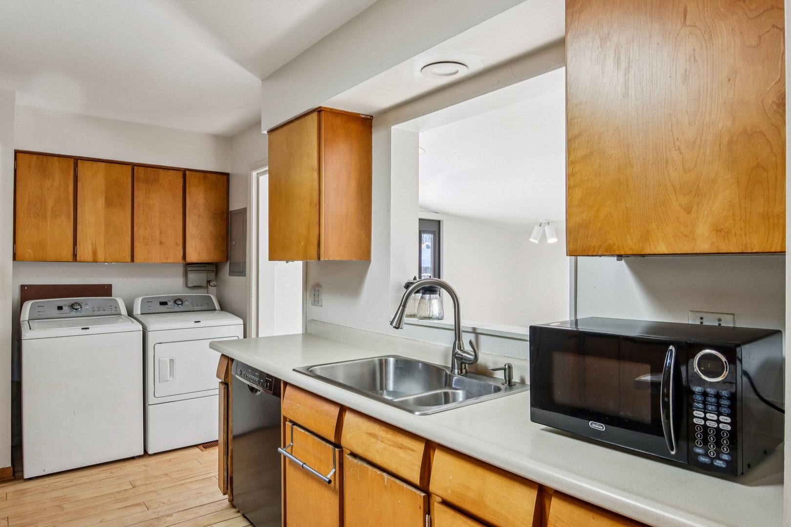 231 TOWER Lane, Elk Grove Village, IL 60007