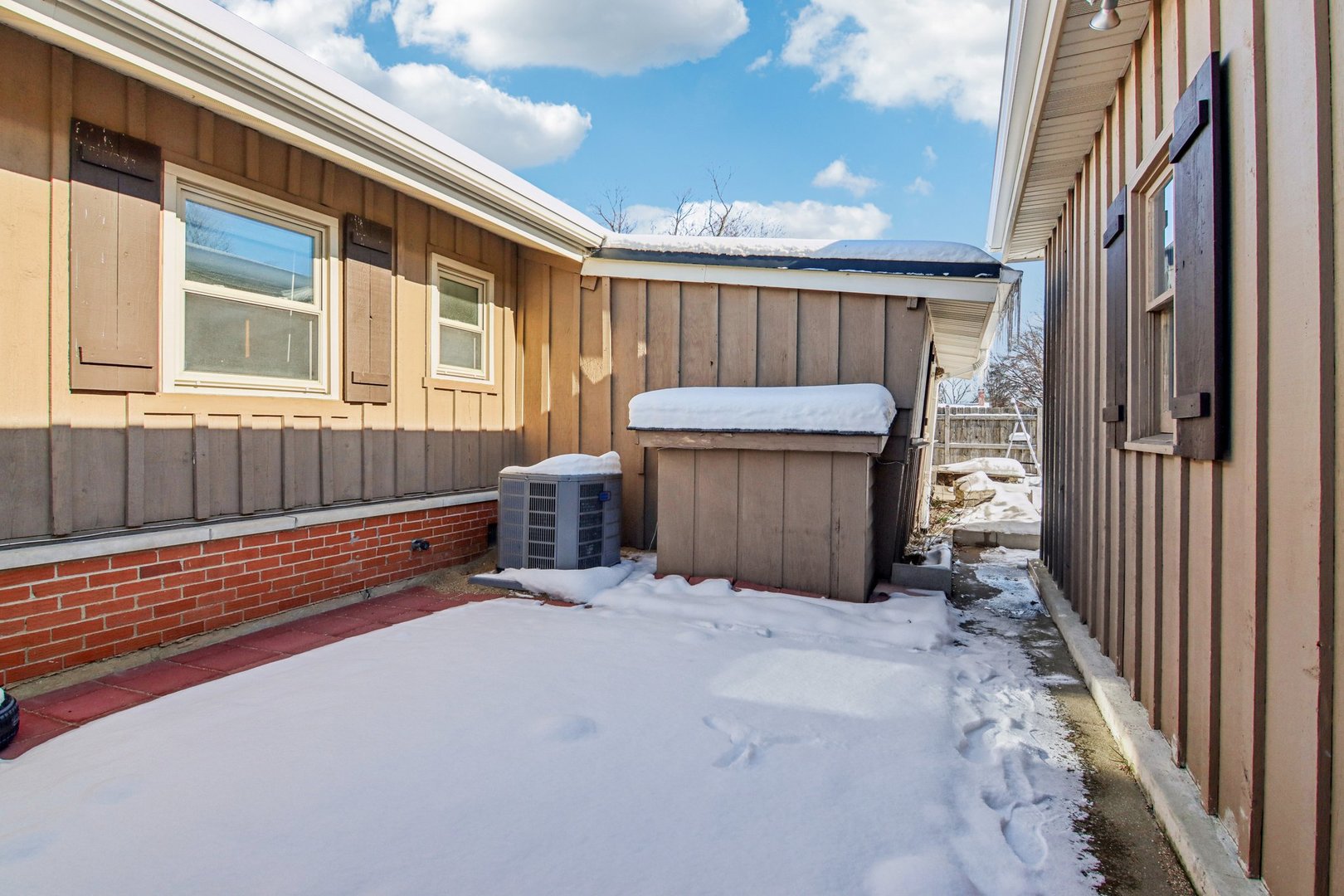 231 TOWER Lane, Elk Grove Village, IL 60007