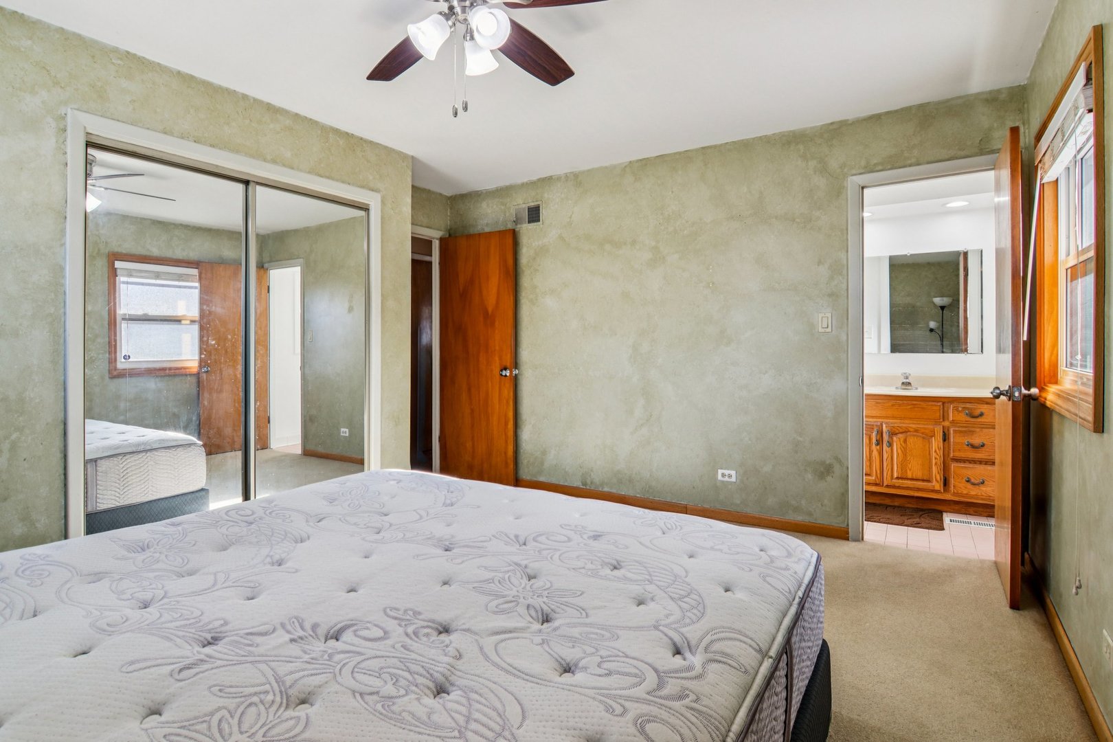 231 TOWER Lane, Elk Grove Village, IL 60007