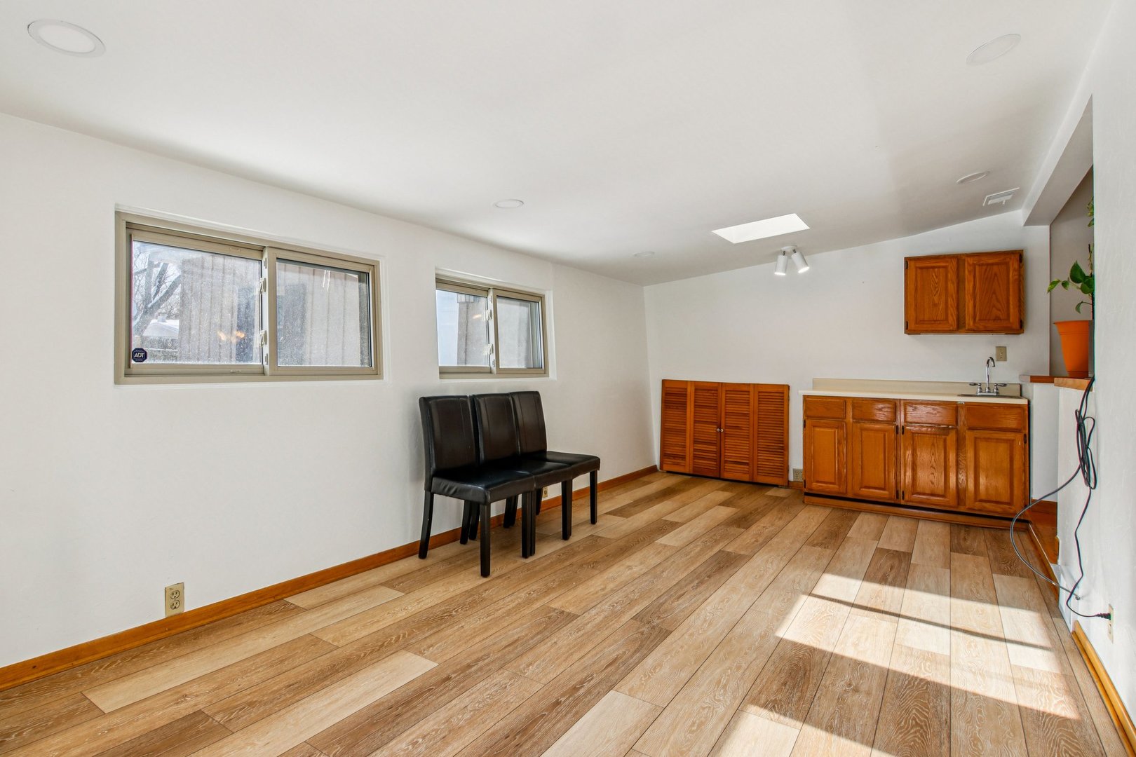 231 TOWER Lane, Elk Grove Village, IL 60007