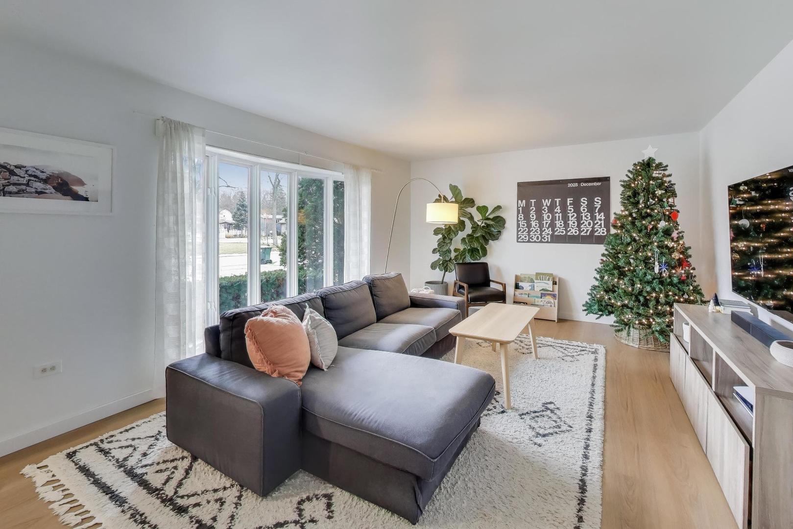 21061 W Marion Avenue, Mundelein, IL 60060