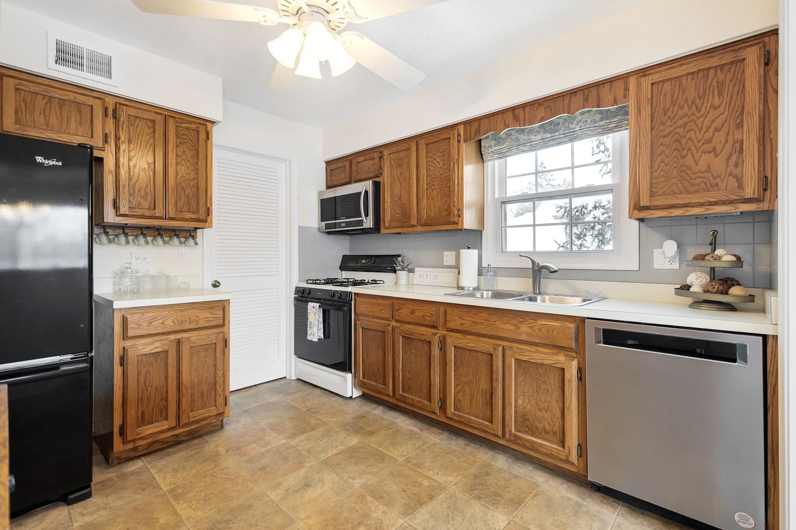 1907 Gresham Circle #D, Wheaton, IL 60189