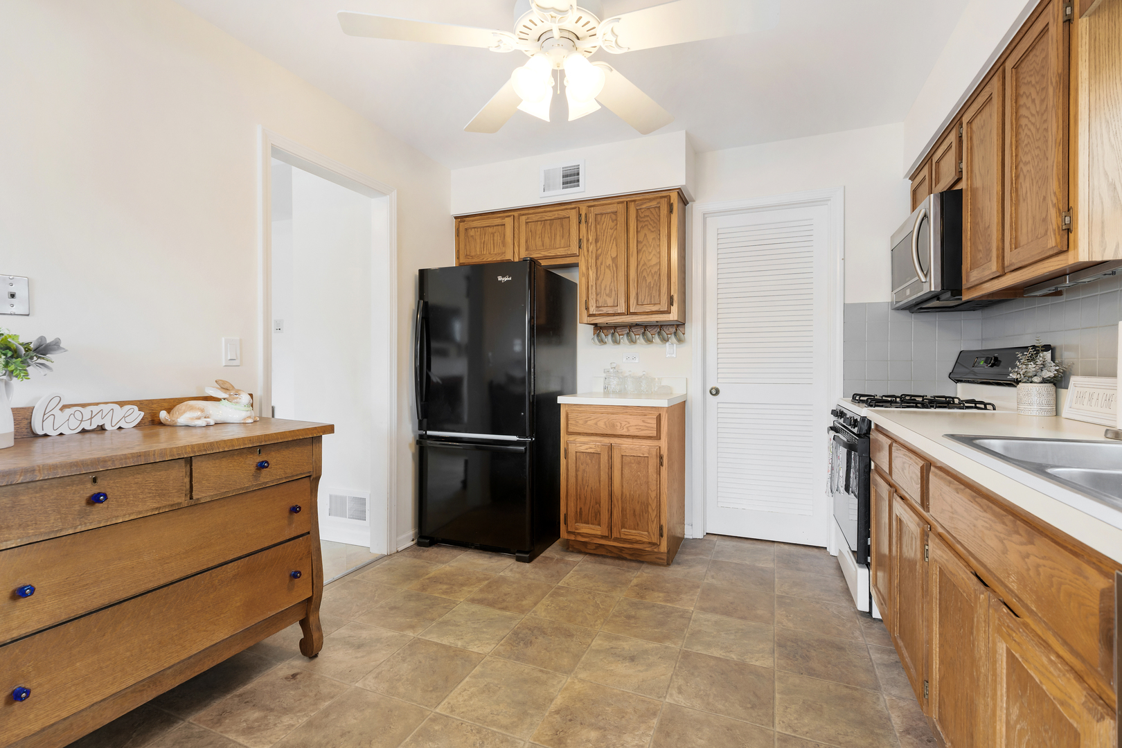 1907 Gresham Circle #D, Wheaton, IL 60189