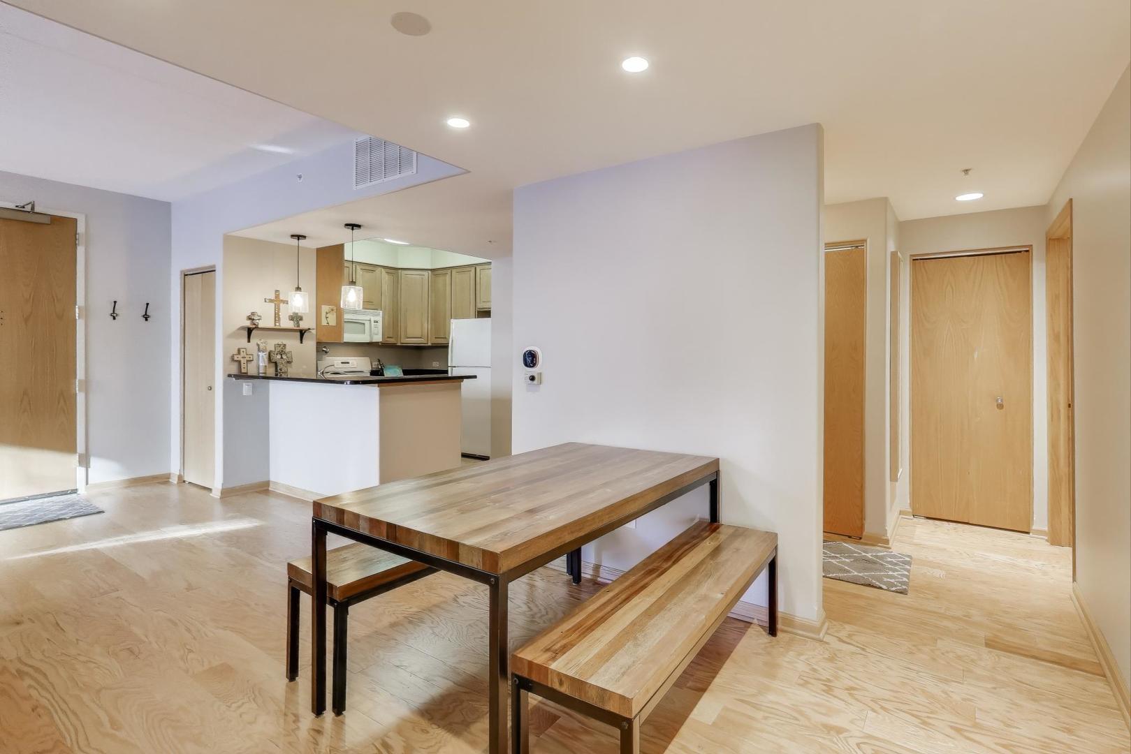 1715 Pavilion Way #206, Park Ridge, IL 60068