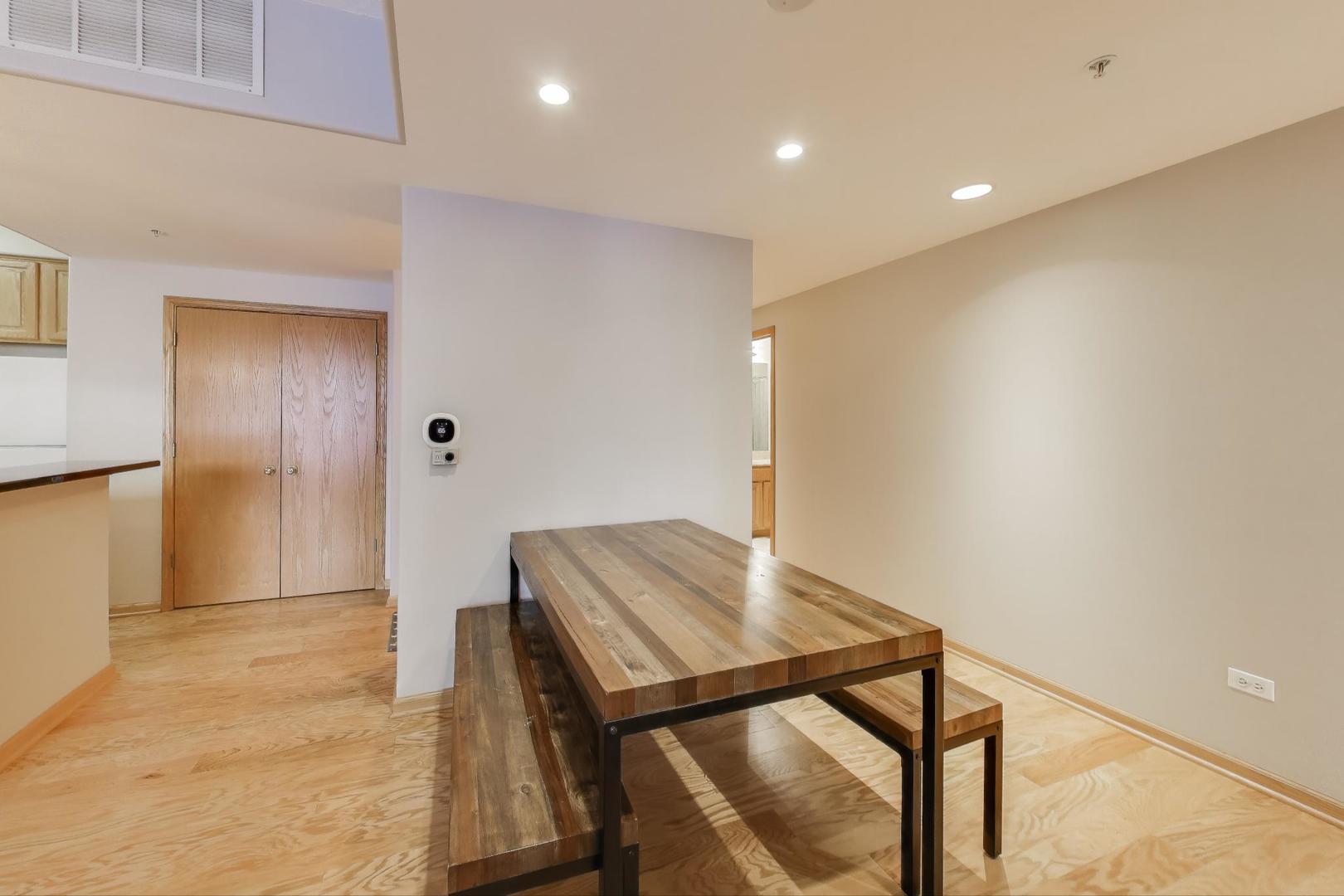 1715 Pavilion Way #206, Park Ridge, IL 60068