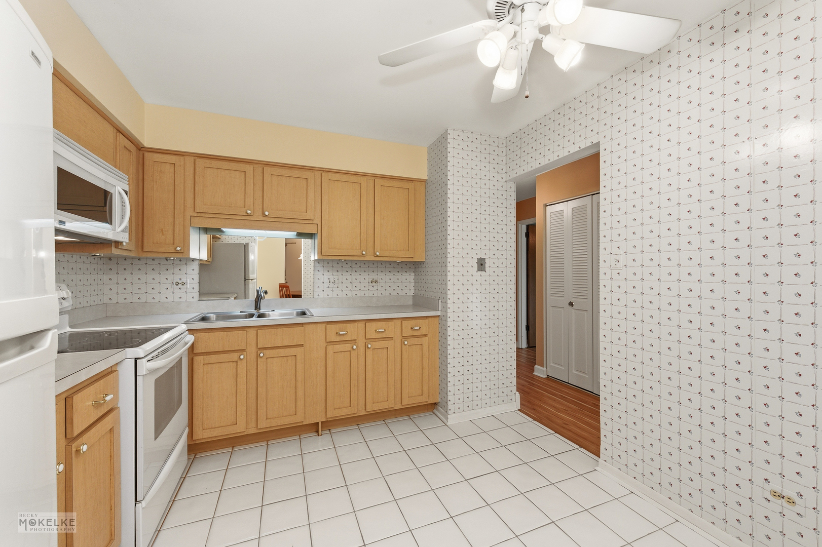 7502 Farmingdale Drive #206, Darien, IL 60561